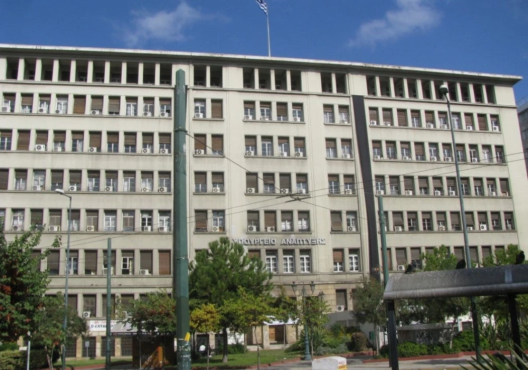 ΕΚΤΑΚΤΟ – Εισβολή αναρχικών στο Υπουργείο Εμπορίου – Τα έσπασαν